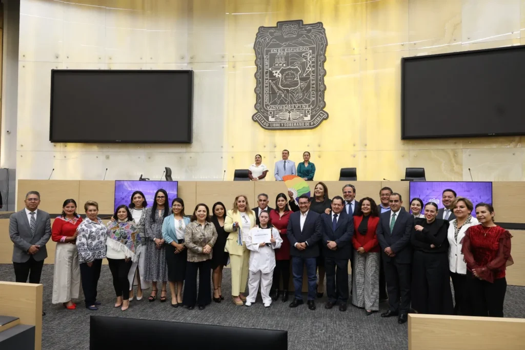 Entrega Ana Lilia Tepole reconocimiento a la primera cinta negra en taekwondo con síndrome de down