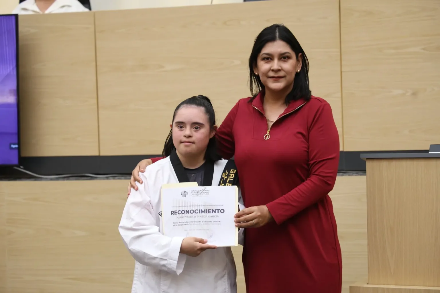 Entrega Ana Lilia Tepole reconocimiento a la primera cinta negra en taekwondo con síndrome de down