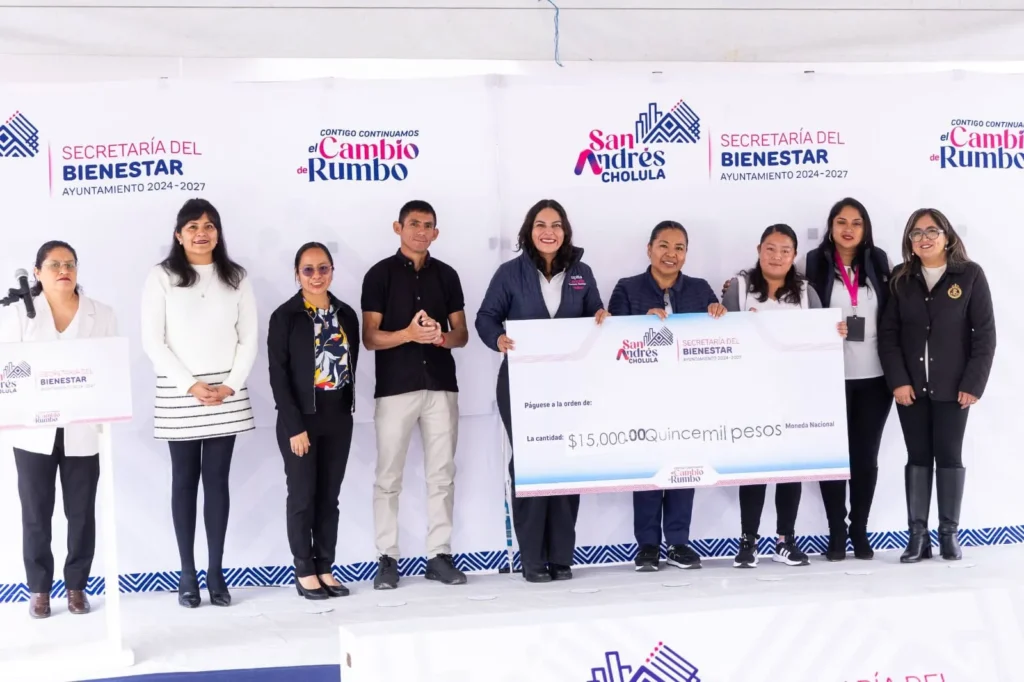 Entrega Lupita Cuautle apoyos económicos para fortalecer la educación en San Andrés Cholula