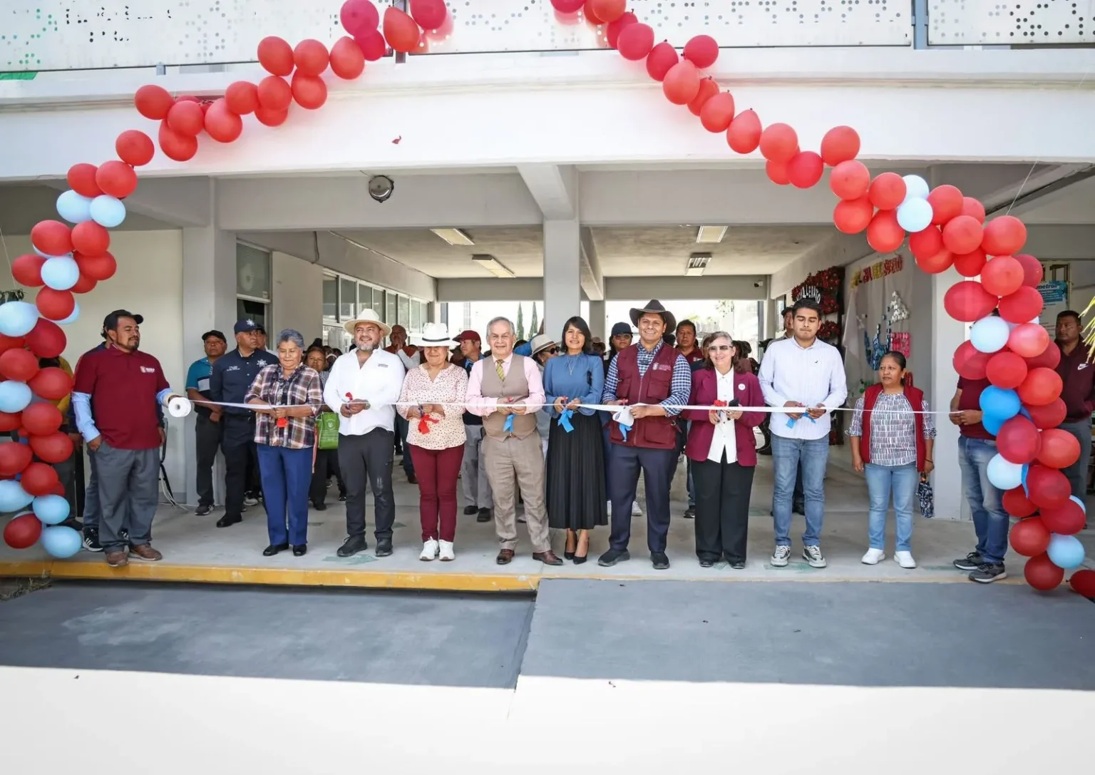 Entrega Omar Muñoz un techado más en Bachillerato Almecatla