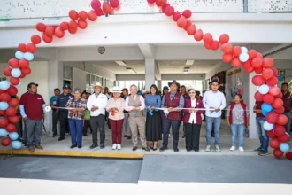 Entrega Omar Muñoz un techado más en Bachillerato Almecatla
