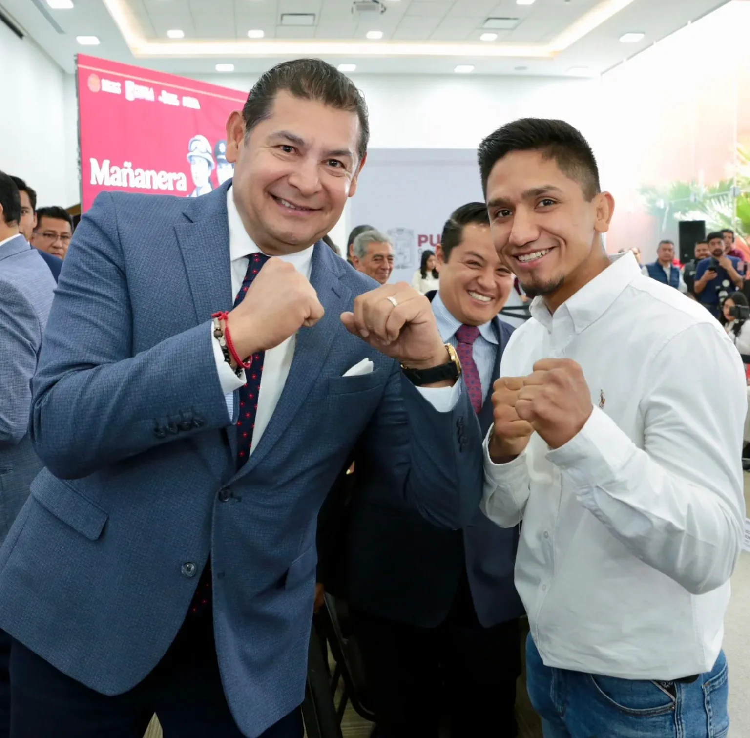 Gobernador Armenta Mier reconoce a El Tigre Arellano y le otorga beca universitaria