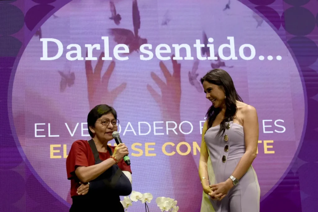 Imparte conferencia Paola Rojas en la BUAP