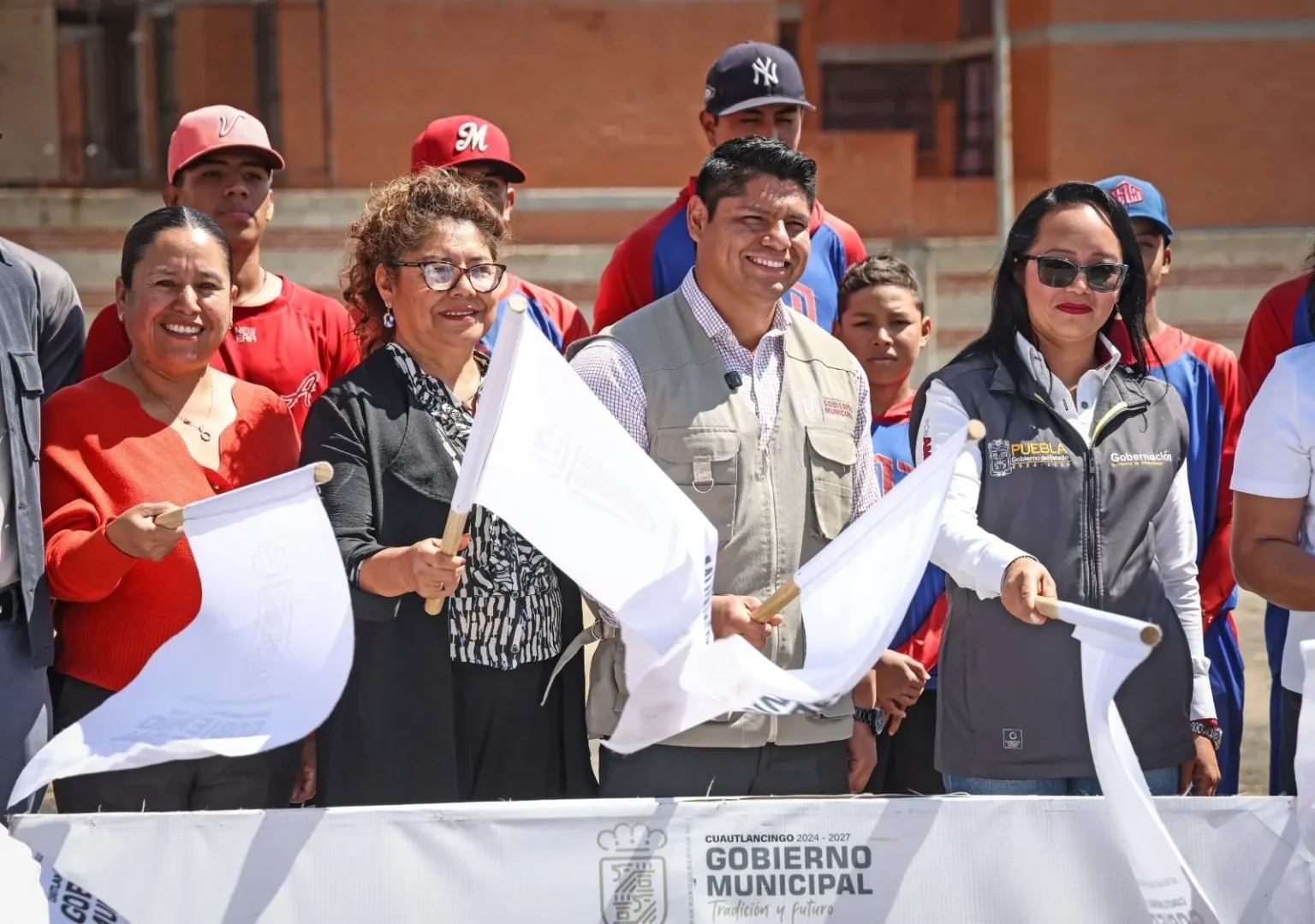 Inicia Omar Muñoz construcción de una cancha más en Cuautlancingo
