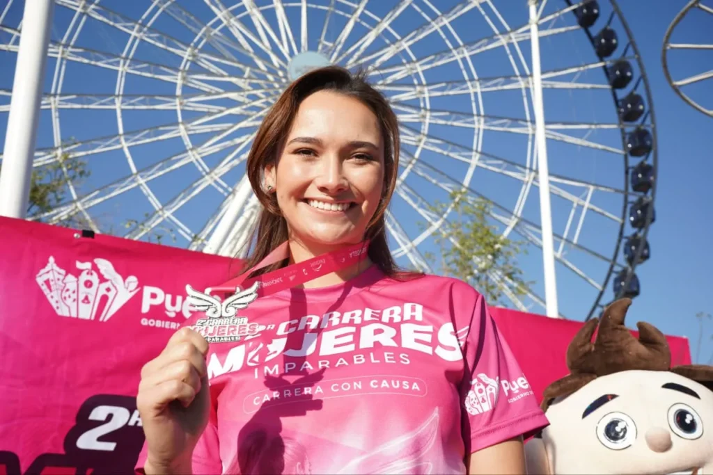PEPE CHEDRAUI PRESENTA MEDALLA Y PLAYERA CARRERA MUJERES IMPARABLES