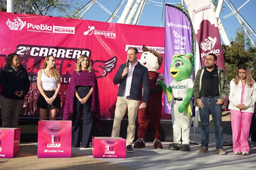 PEPE CHEDRAUI PRESENTA MEDALLA Y PLAYERA CARRERA MUJERES IMPARABLES