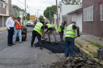 Pepe Chedraui supervisa trabajos de bacheo en Jardines de San Manuel
