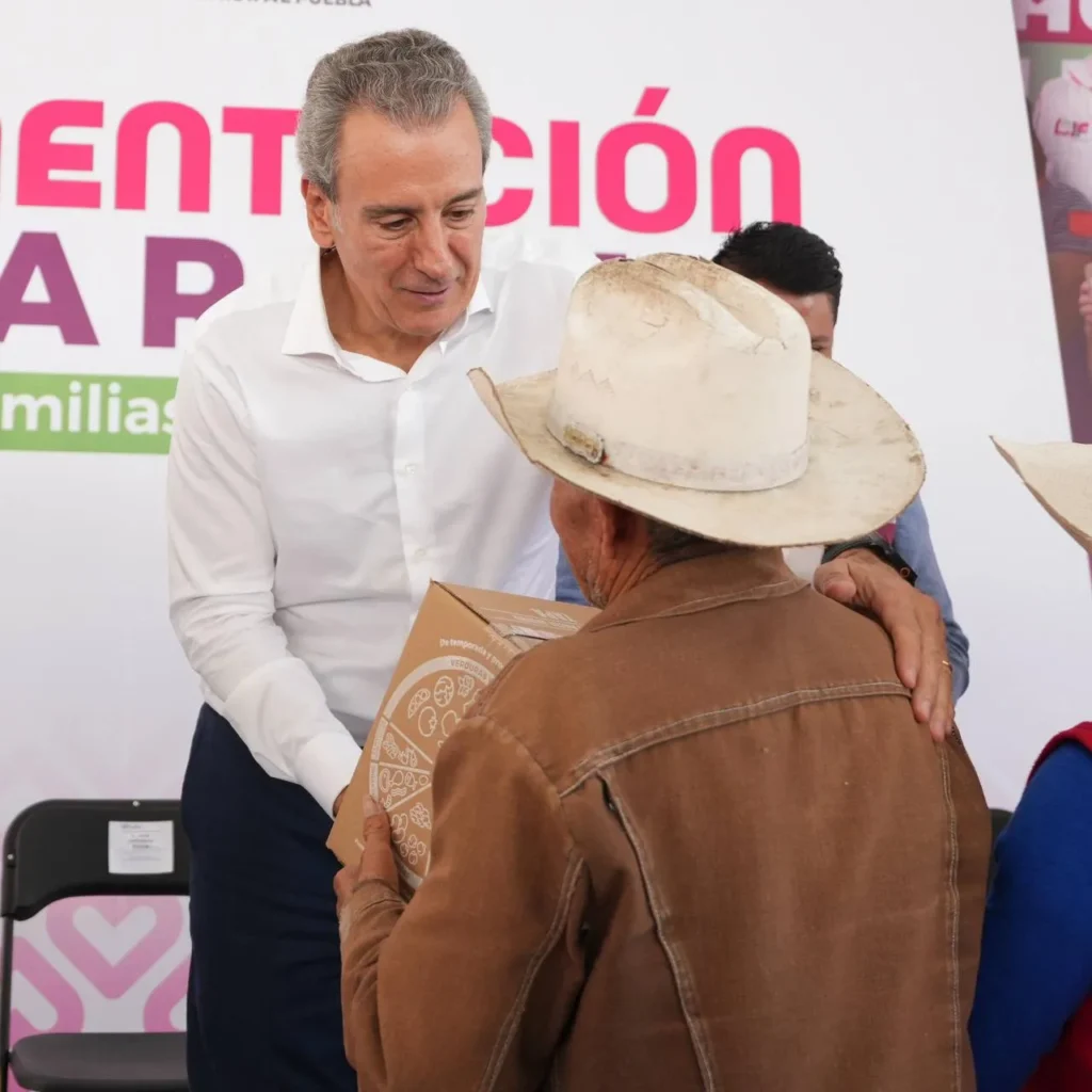 Pepe Chedraui y MariElise Budib recorren la capital entregando apoyos alimentarios a las familias poblanas