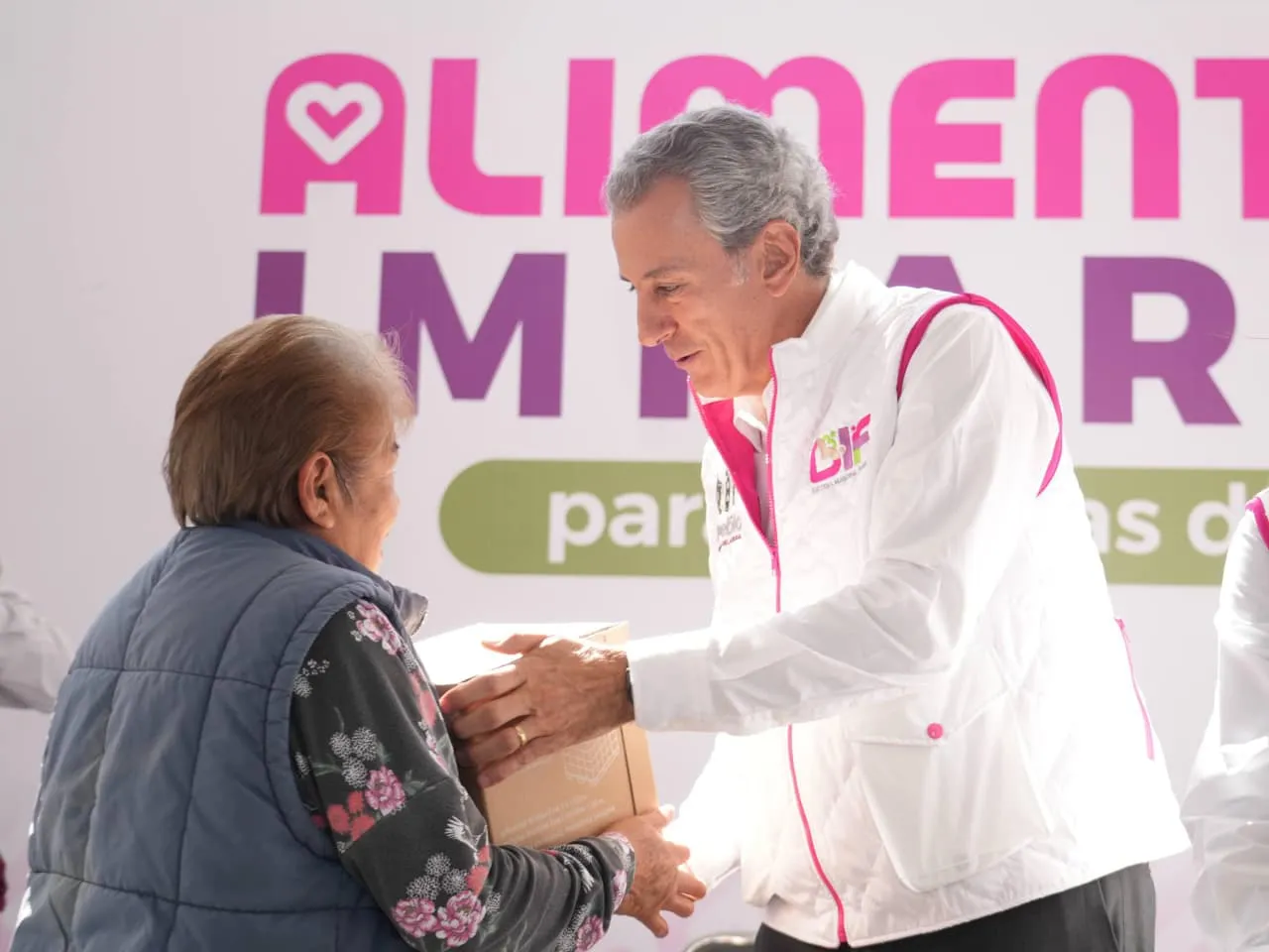 Pepe Chedraui y MariElise Budib recorren la capital entregando apoyos alimentarios a las familias poblanas