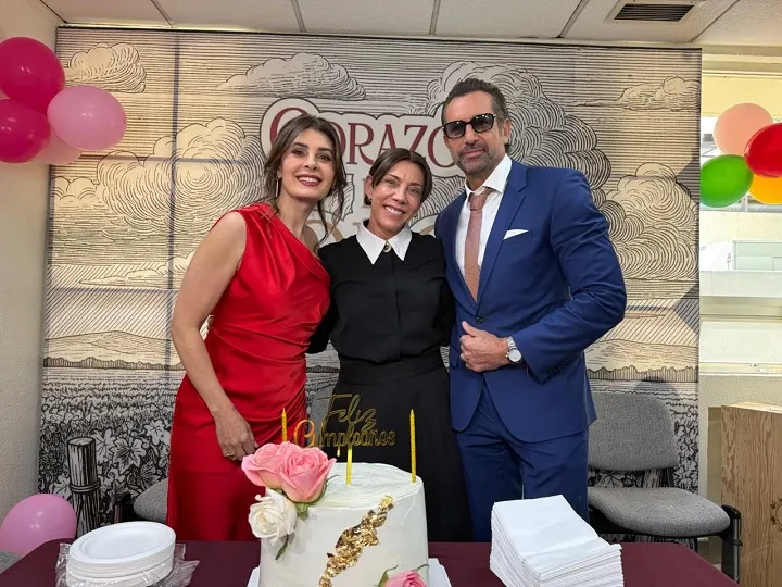 Producción y elenco de “Corazón de Oro” le festejaron su onomástico a la primera actriz Cynthia Klitbo