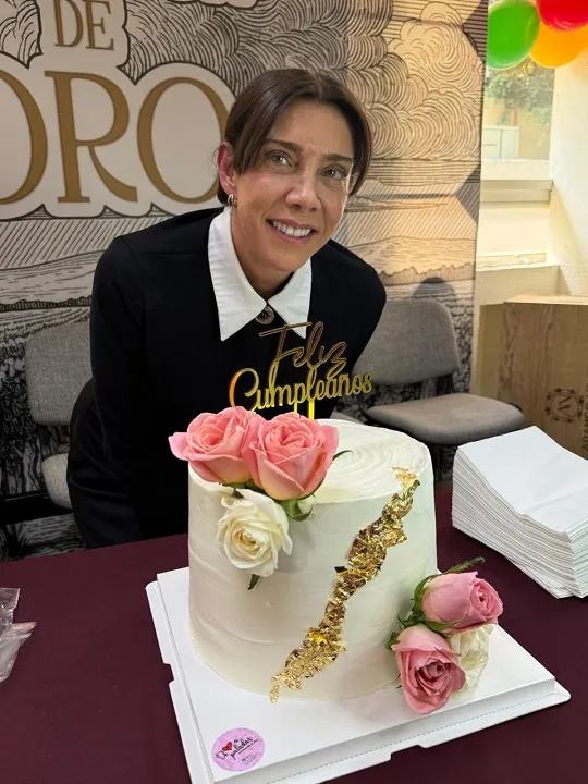 Producción y elenco de “Corazón de Oro” le festejaron su onomástico a la primera actriz Cynthia Klitbo