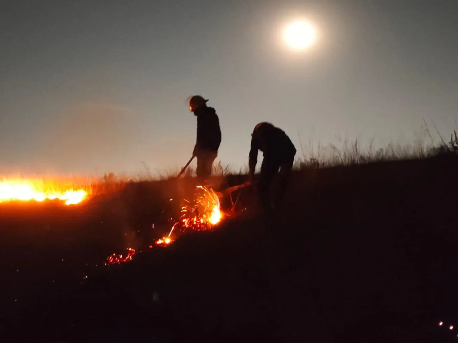 Protección Civil de San Pedro Cholula y corporaciones estatales controlan incendio en el Cerro Zapotecas