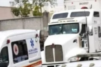 Remolcan tráiler con 200 migrantes