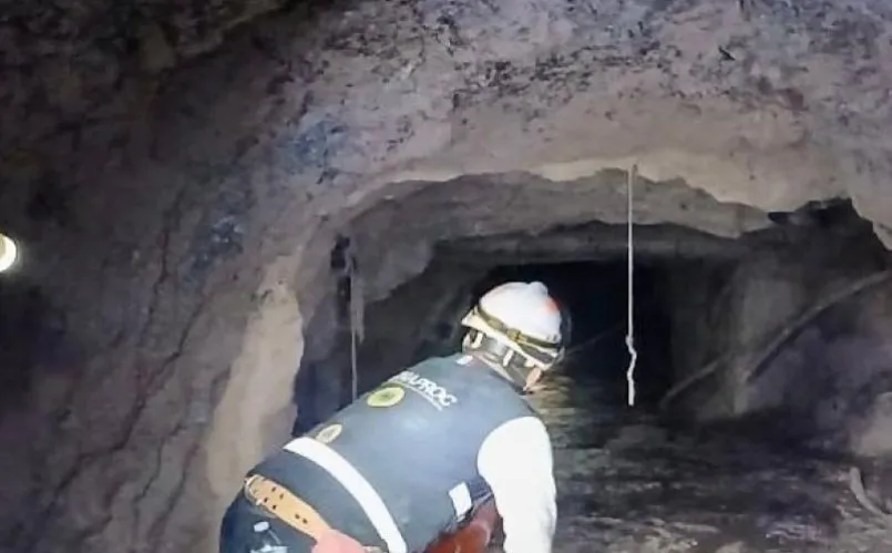 Rescatan con vida al primer minero tras 100 horas atrapado en Sinaloa