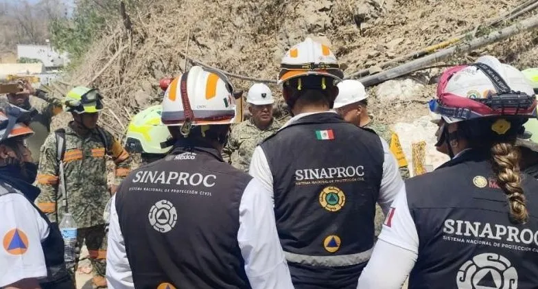  Rescatan con vida al primer minero tras 100 horas atrapado en Sinaloa