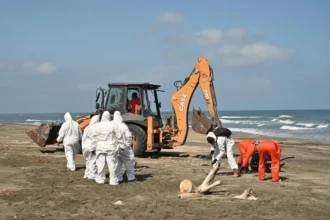 Suman 128 toneladas de petróleo recolectado en playas de Veracruz y Tabasco Pemex