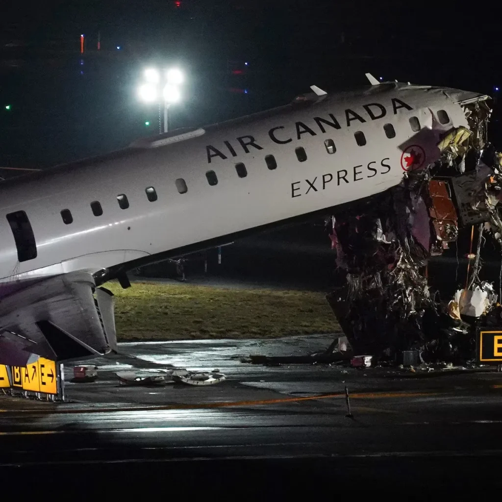Tragedia en LaGuardia Mueren pilotos tras choque de avión con camión de bomberos