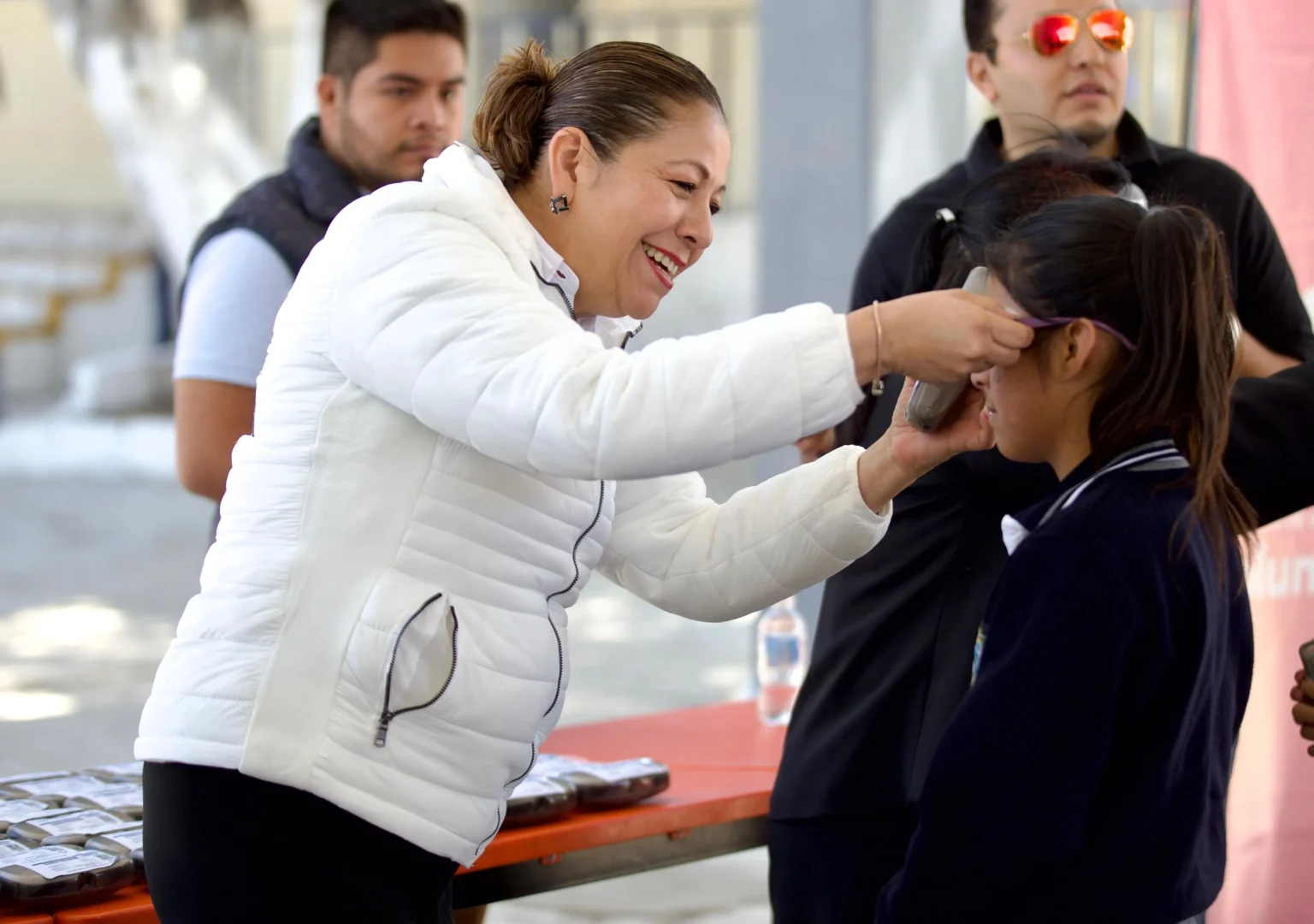 Visión para el futuro Entregan lentes a estudiantes de Santo Tomás Chautla
