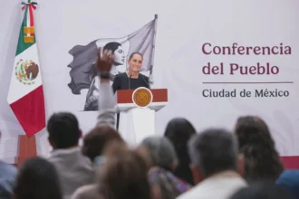 Claudia Sheinbaum firma acuerdo para reducir comisiones en pagos de gasolina y diésel con tarjetas y vales en gasolineras