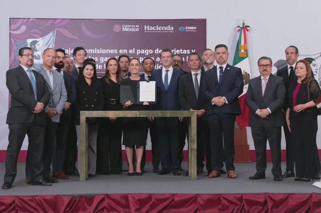 Claudia Sheinbaum firma acuerdo para reducir comisiones en pagos de gasolina y diésel con tarjetas y vales en gasolineras