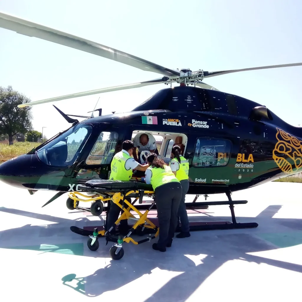 Con ambulancia aérea, gobierno garantiza atención especializada de una joven tras complicaciones por cesárea