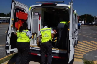 Con ambulancia aérea, gobierno garantiza atención especializada de una joven tras complicaciones por cesárea