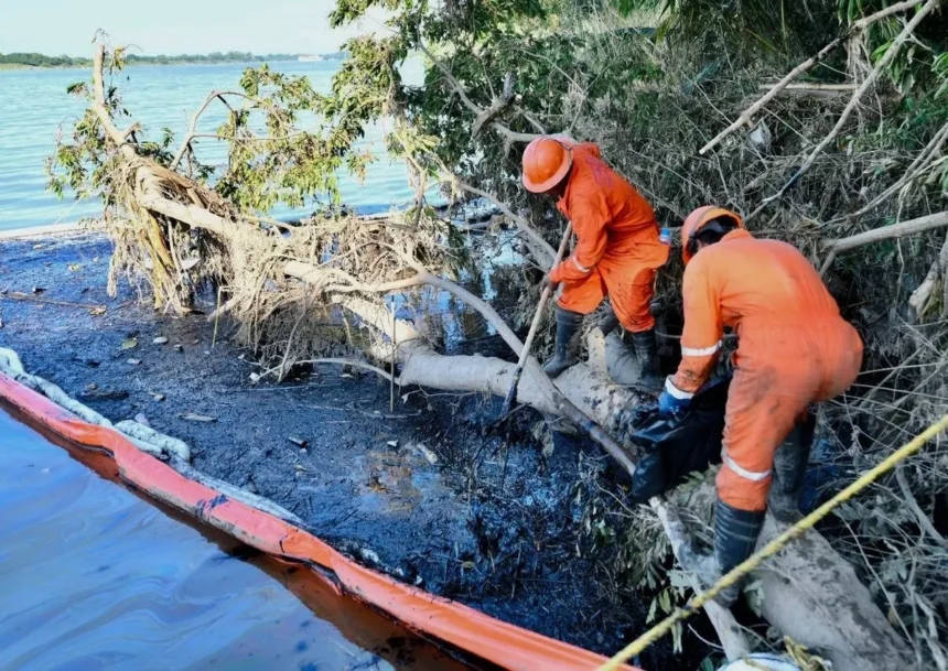Derrame de petróleo en Veracruz; Pemex admite fuga en ducto