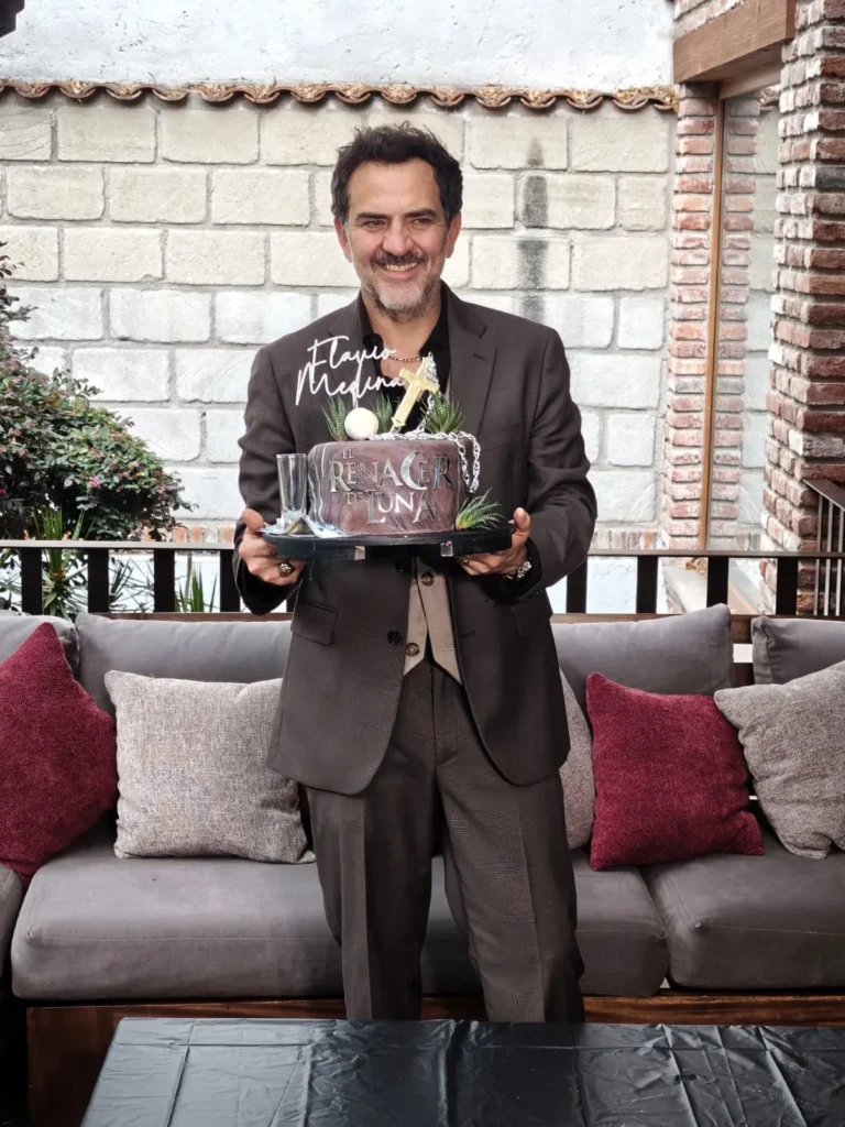 Elenco y producción de “El Renacer de Luna” le festejaron su cumpleaños a Flavio Medina