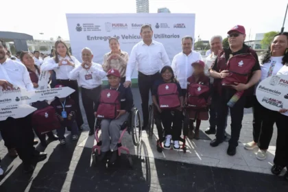 Entrega Gobierno de Puebla unidades y materiales para impulsar alfabetización