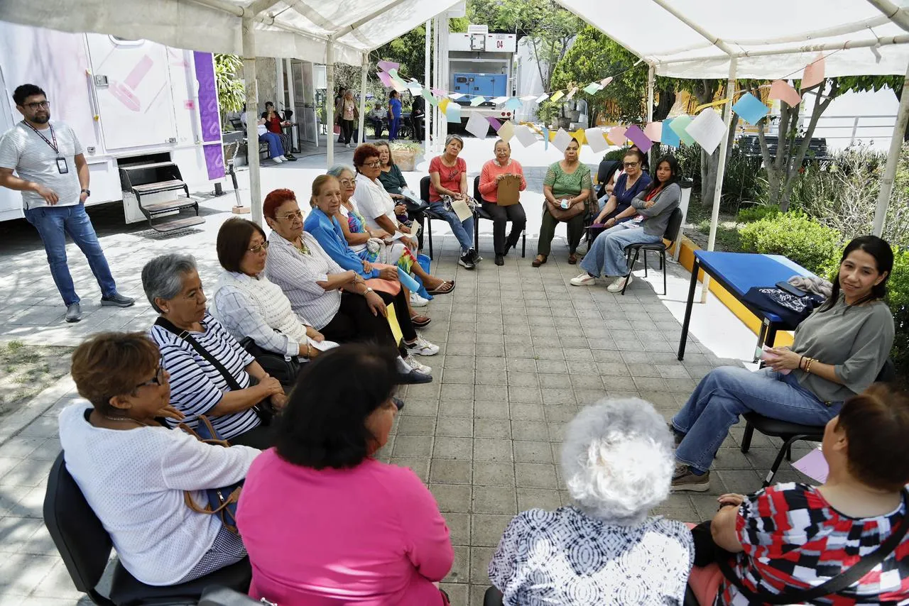 Fomenta DIF Puebla Capital actividades de estimulación cognitiva en personas adultas mayores en el Día Internacional del Libro
