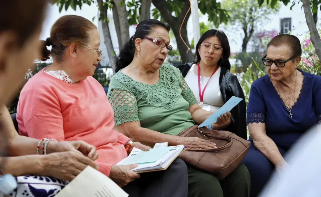 Fomenta DIF Puebla Capital actividades de estimulación cognitiva en personas adultas mayores en el Día Internacional del Libro