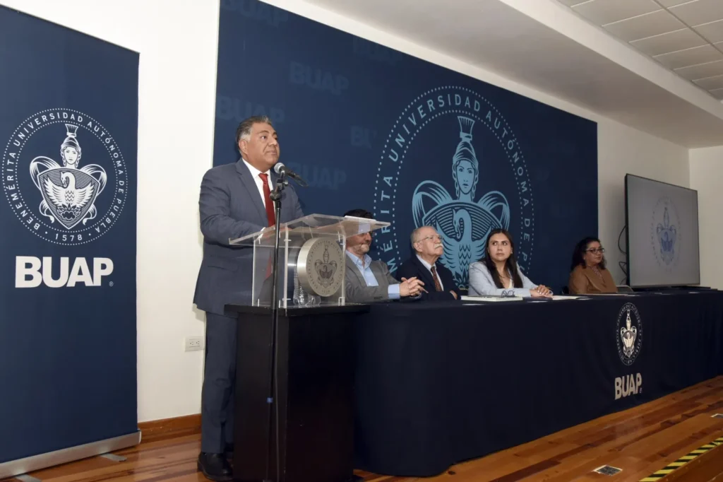 La BUAP entrega constancias a 83 servidores de la Secretaría de Infraestructura por cursos de capacitación