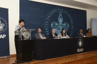 La BUAP entrega constancias a 83 servidores de la Secretaría de Infraestructura por cursos de capacitación