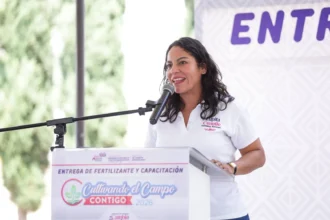 Lupita Cuautle encabeza segunda entrega de fertilizante a familias productoras