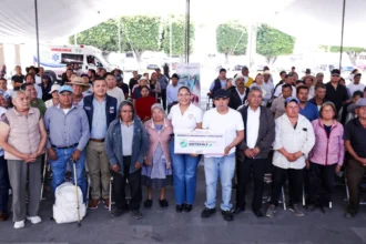Lupita Cuautle entrega invernaderos y apoyos al campo