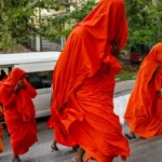 Narcomonjes en Sri Lanka Caen 22 religiosos con 112 kilos de droga en el aeropuerto de Colombo