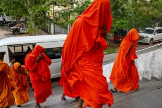 Narcomonjes en Sri Lanka Caen 22 religiosos con 112 kilos de droga en el aeropuerto de Colombo