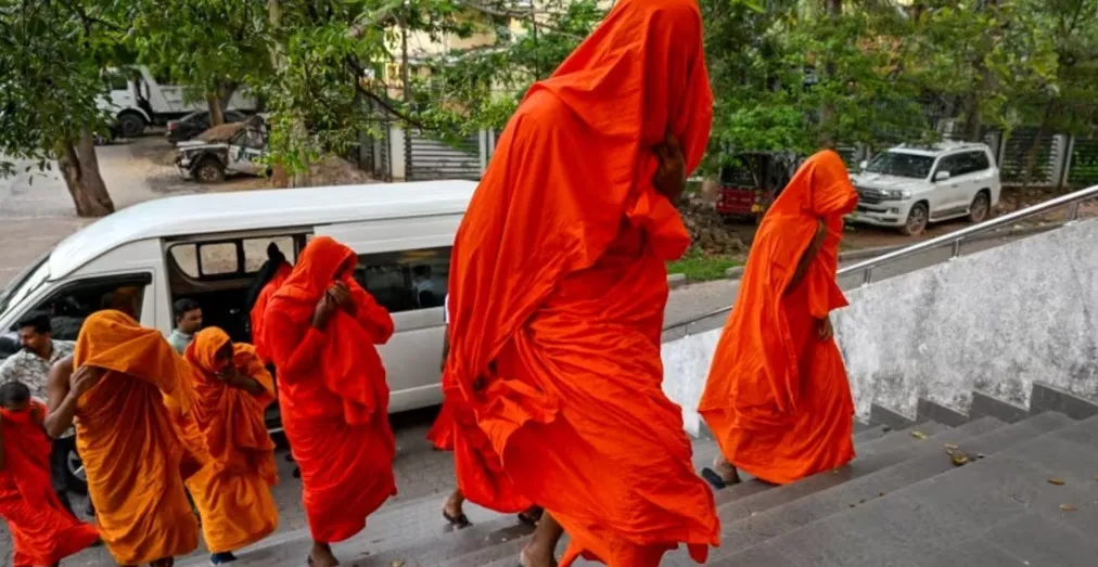 Narcomonjes en Sri Lanka Caen 22 religiosos con 112 kilos de droga en el aeropuerto de Colombo