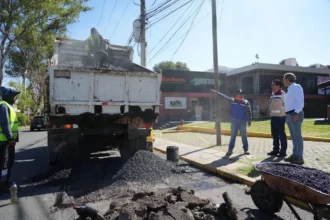 Pepe Chedraui refuerza acciones de bacheo en la colonia Belisario Domínguez