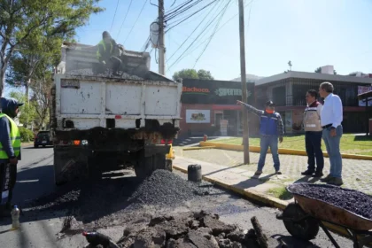 Pepe Chedraui refuerza acciones de bacheo en la colonia Belisario Domínguez