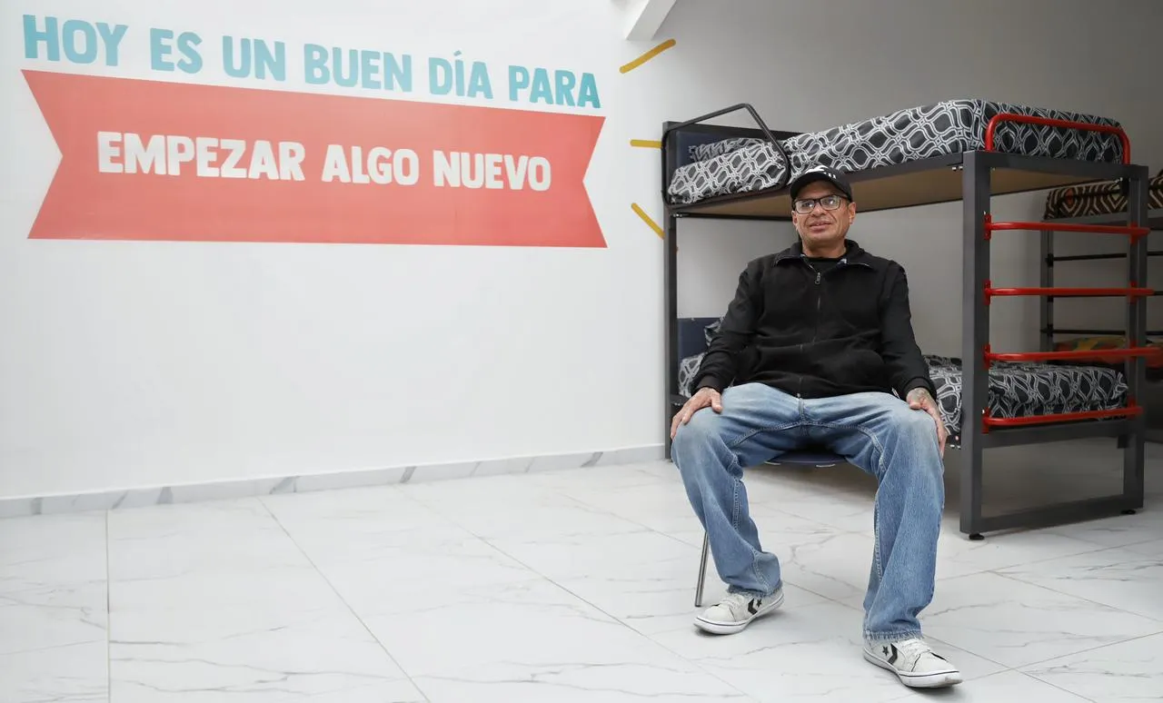 Reintegra DIF Puebla Capital a usuario del Dormitorio Municipal con su familia