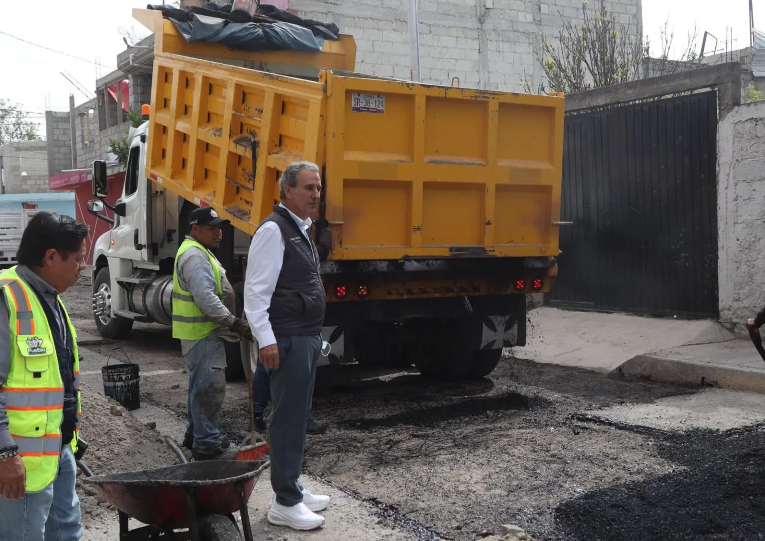 Supervisa Pepe Chedraui trabajos de bacheo en Bosques de Santa Anita