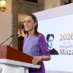 presidenta Claudia Sheinbaum anuncia el inicio de la entrega de las tarjetas de la Beca de Apoyo para uniformes y útiles Rita Cetina (2)