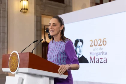 presidenta Claudia Sheinbaum anuncia el inicio de la entrega de las tarjetas de la Beca de Apoyo para uniformes y útiles Rita Cetina (2)