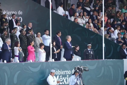 Asiste Pepe Chedraui al desfile cívico-militar por el 164 aniversario de la Batalla de Puebla