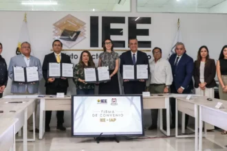 Celebra IEE firma de convenio con el IAP