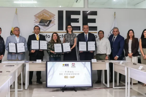 Celebra IEE firma de convenio con el IAP