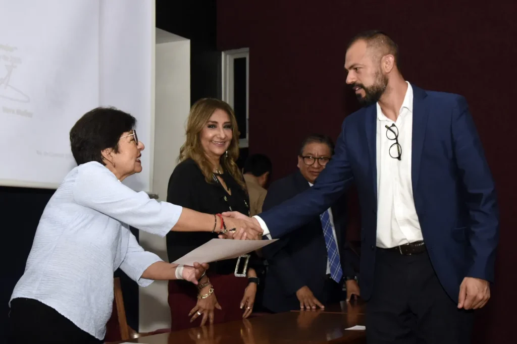 Entrega Rectora Lilia Cedillo reconocimientos para celebrar el Día del Contador Público