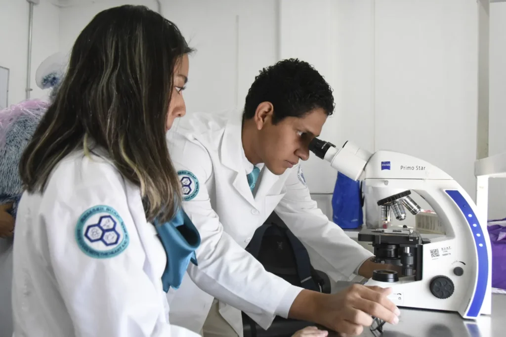 Estudiantes de la BUAP alertan sobre la resistencia a los antibióticos y presentan proyecto didáctico premiado