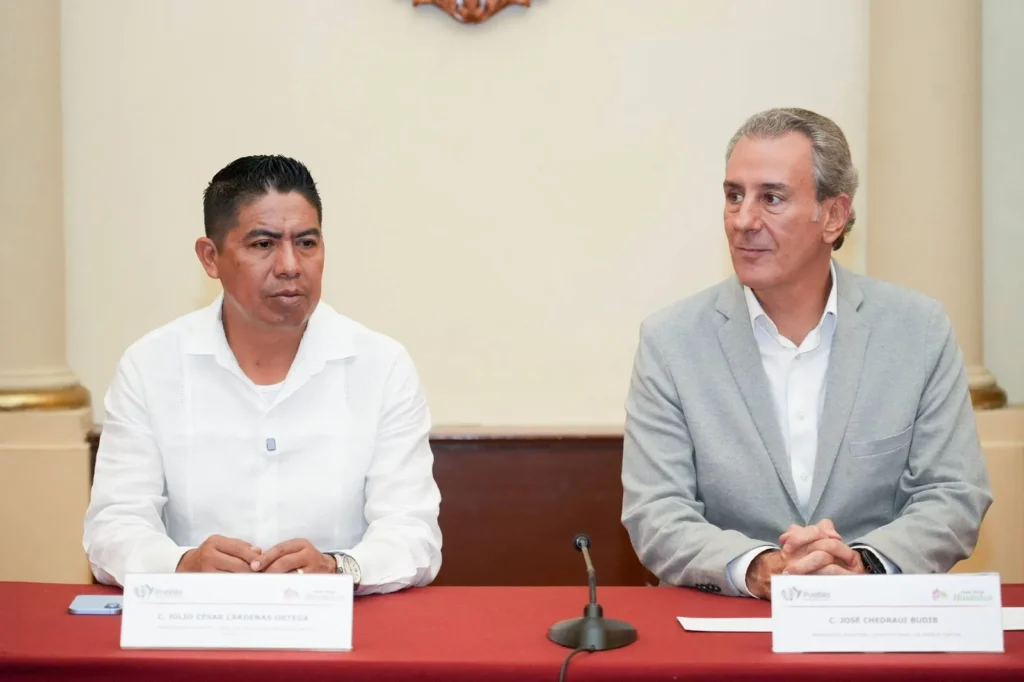 Firma Pepe Chedraui hermanamiento entre Puebla capital y Huatulco